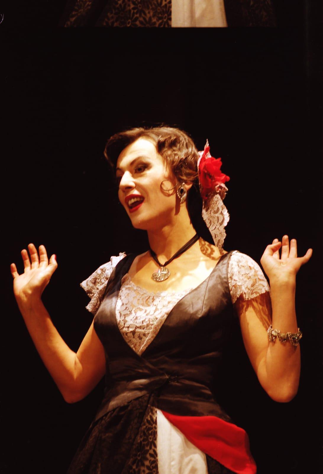 Carmela pjeva